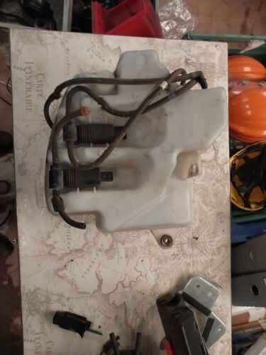 LAND ROVER DISCOVERY TDV6 09-16 WASHER BOTTLE WITH PUMPs AH22-17A645