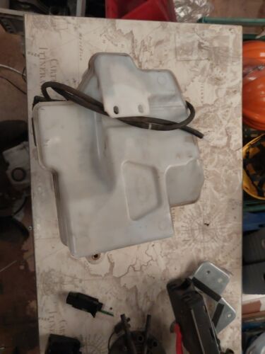 LAND ROVER DISCOVERY TDV6 09-16 WASHER BOTTLE WITH PUMPs AH22-17A645