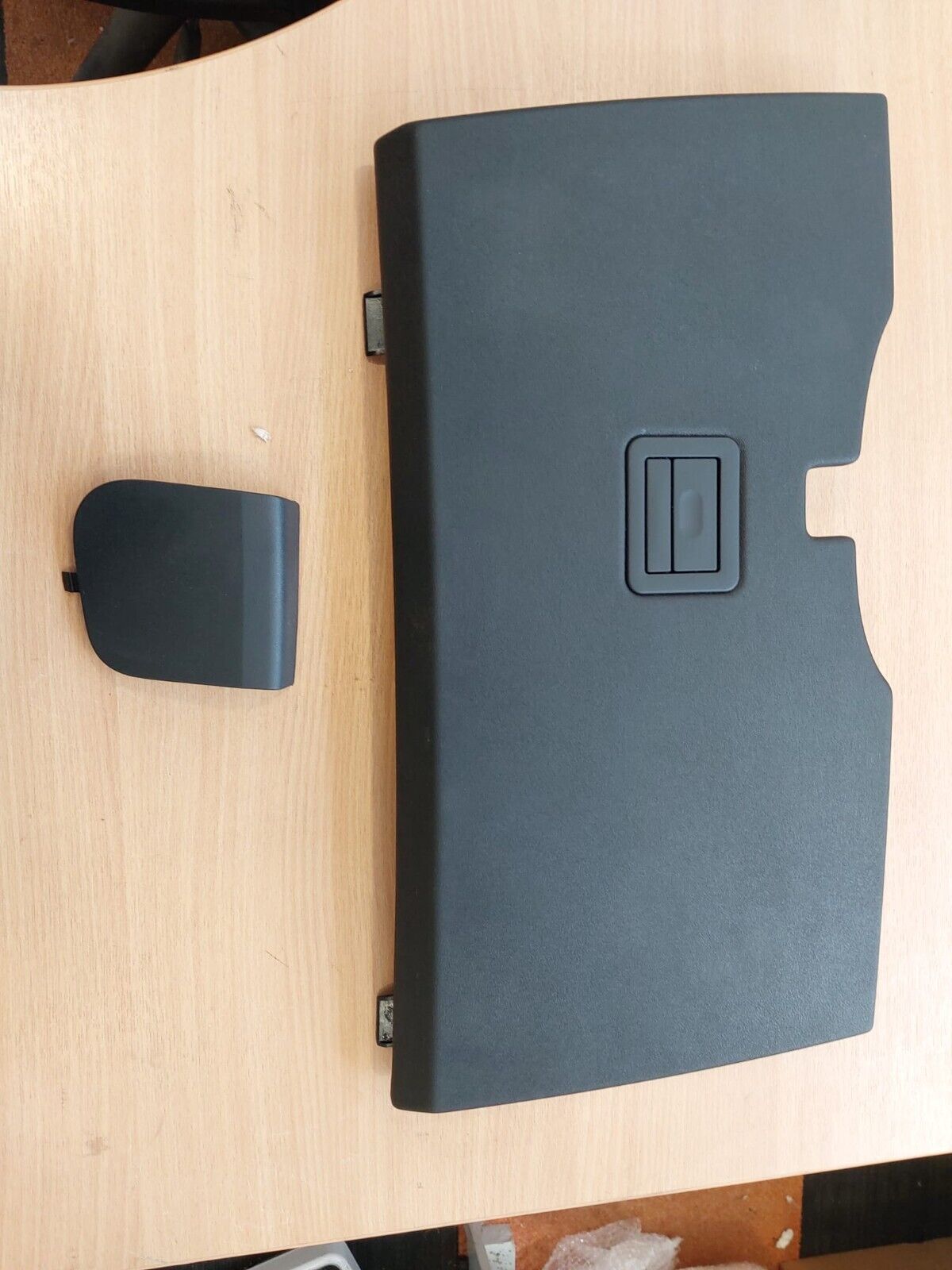 LAND ROVER DISCOVERY 4 Drivers lower dash trim & Drivers Seat belt trim.