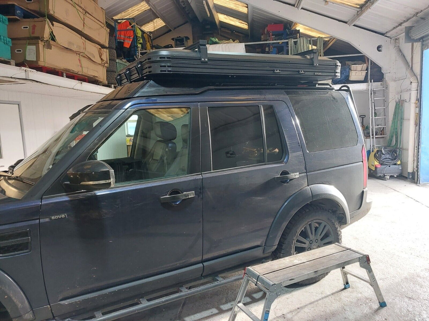 Premium Quality Hardshell Aluminium Roof Tent with bars