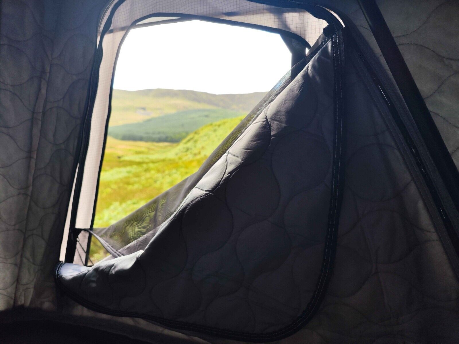 Premium Quality Hardshell Aluminium Roof Tent with bars