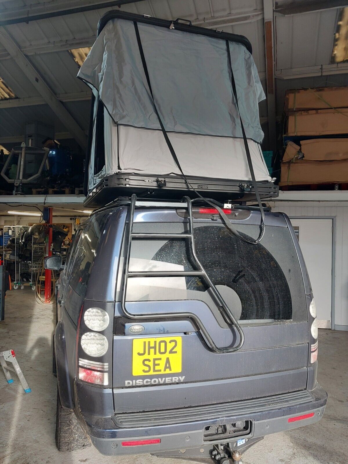 Premium Quality Hardshell Aluminium Roof Tent with bars