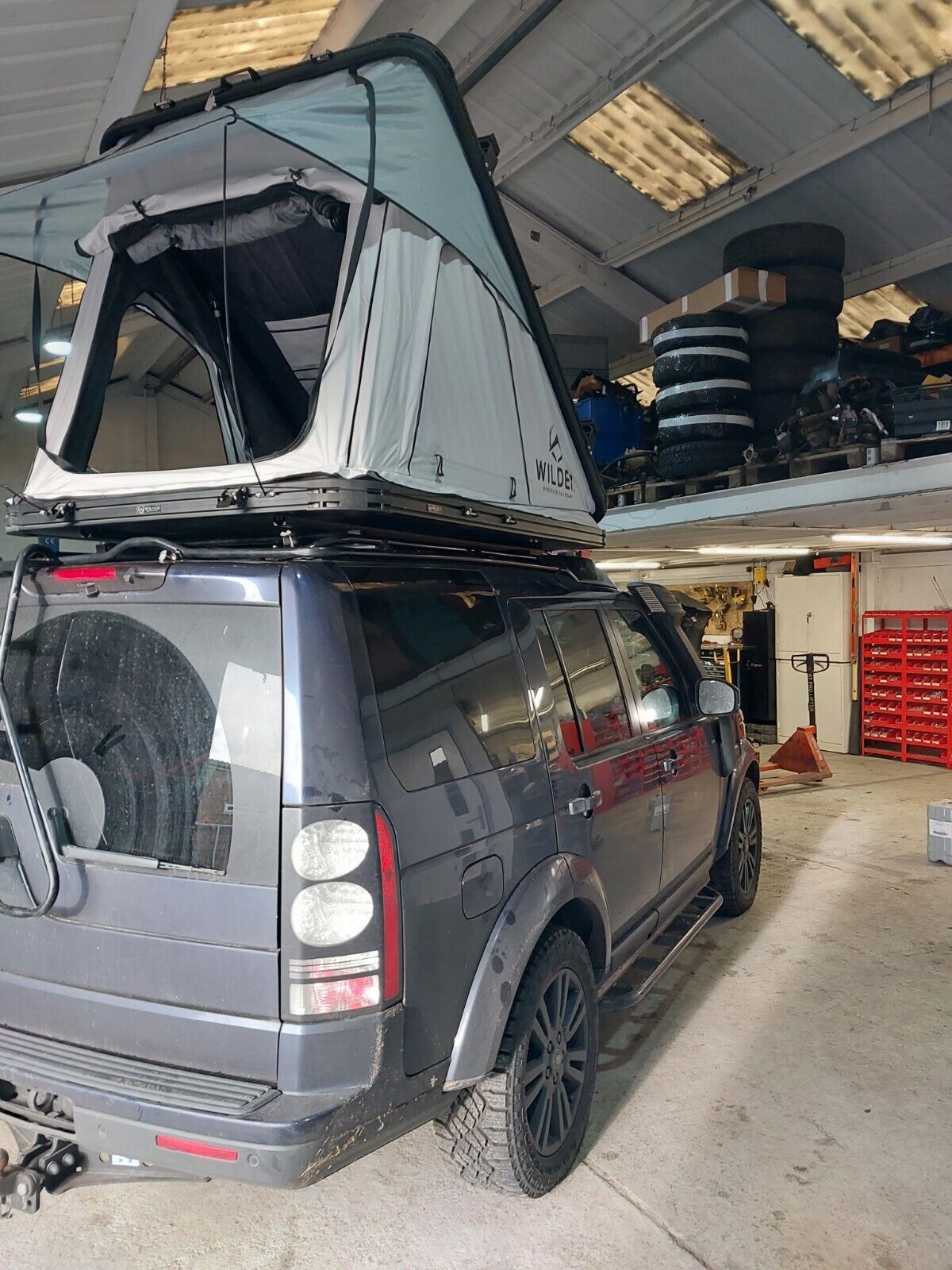 Premium Quality Hardshell Aluminium Roof Tent with bars