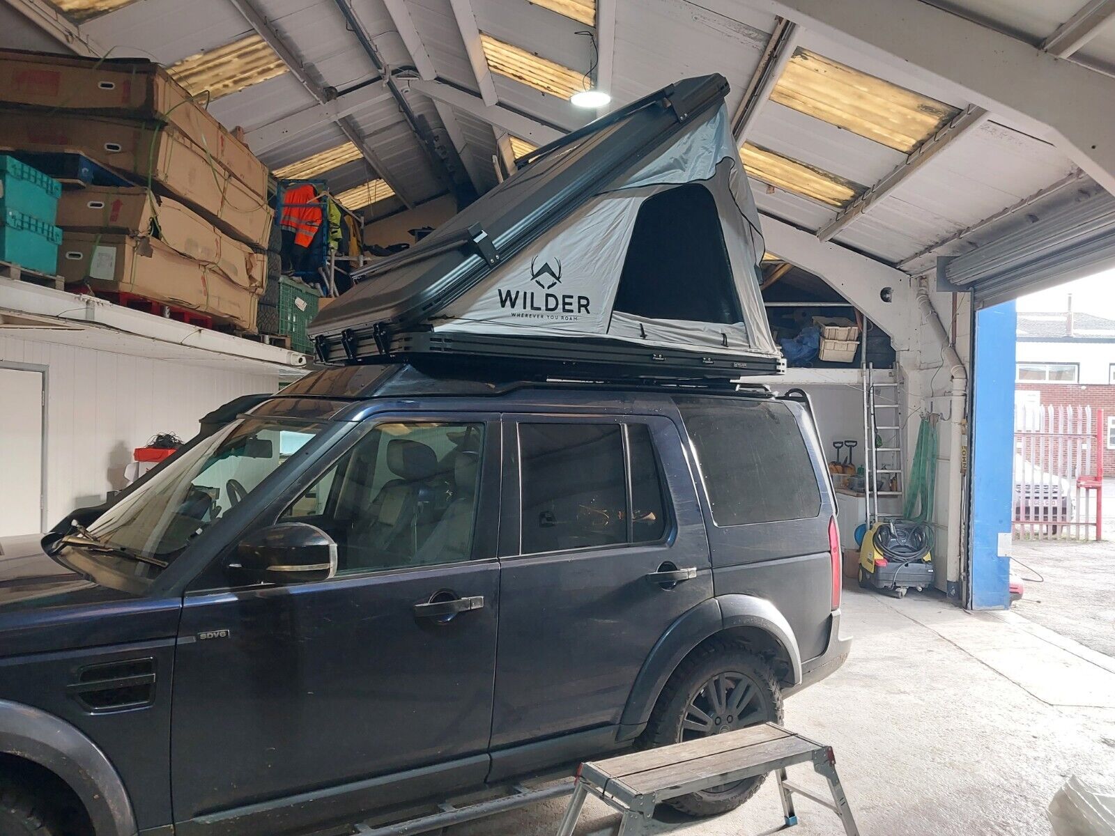 Premium Quality Hardshell Aluminium Roof Tent with bars