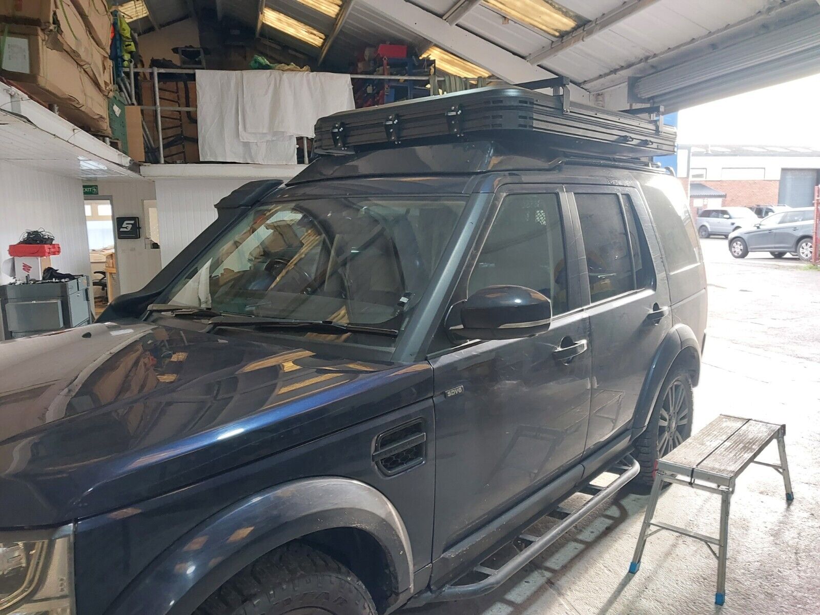 Premium Quality Hardshell Aluminium Roof Tent with bars