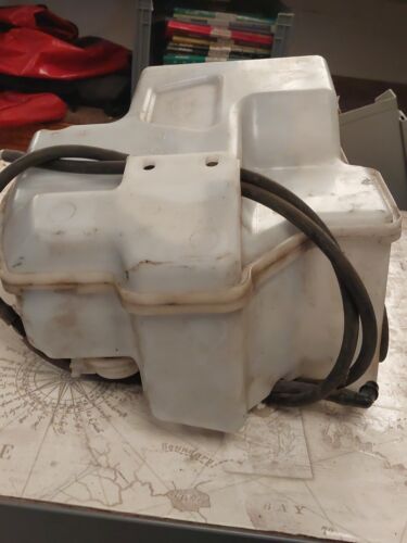 LAND ROVER DISCOVERY  TDV6  09-16 WASHER BOTTLE WITH PUMPs AH22-17A645