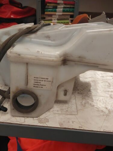 LAND ROVER DISCOVERY  TDV6  09-16 WASHER BOTTLE WITH PUMPs AH22-17A645