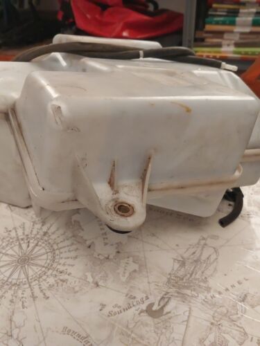 LAND ROVER DISCOVERY  TDV6  09-16 WASHER BOTTLE WITH PUMPs AH22-17A645
