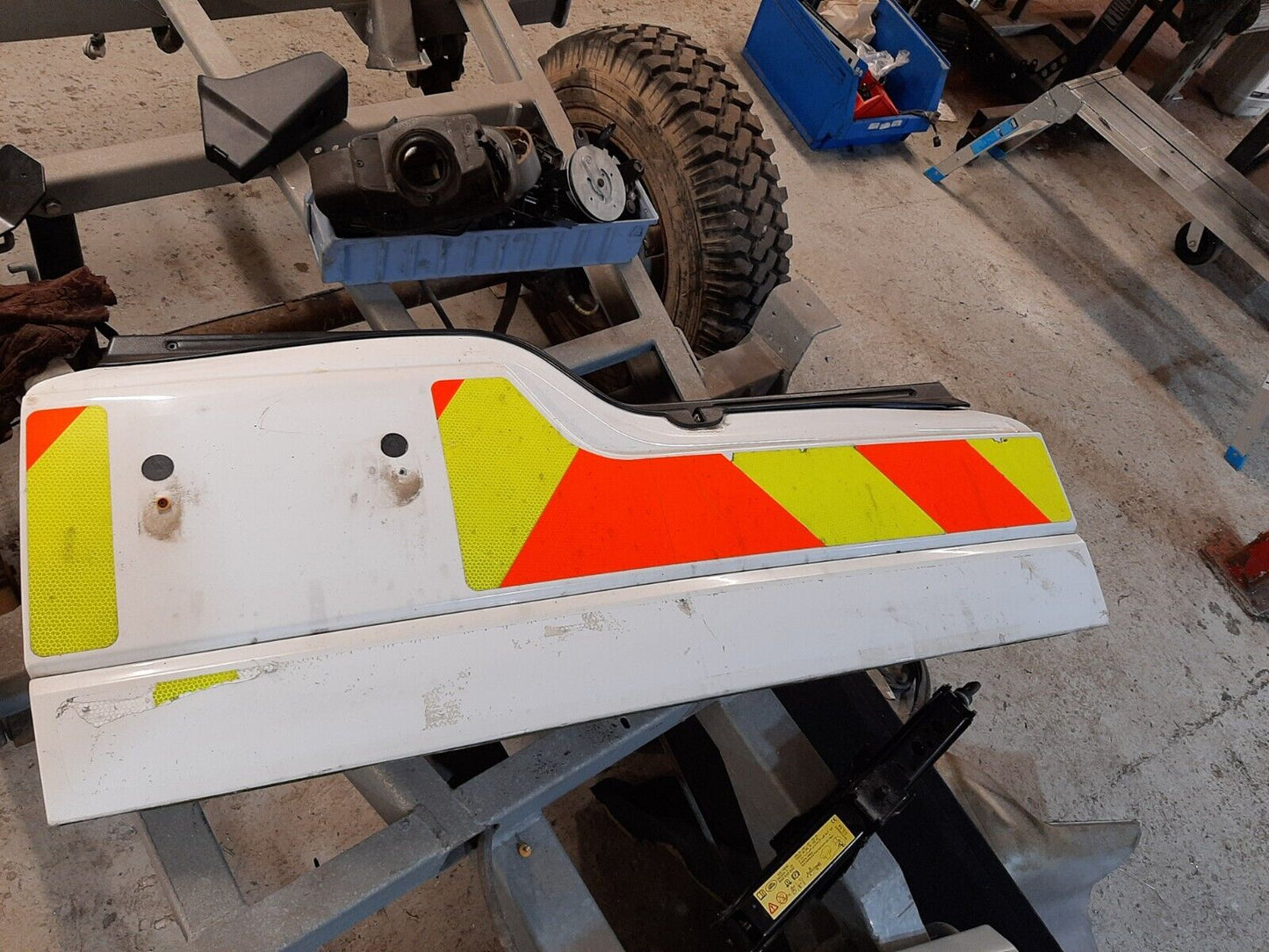 Land Rover Discovery 4 Lower Rear Tailgate 2009 - 2016 - White